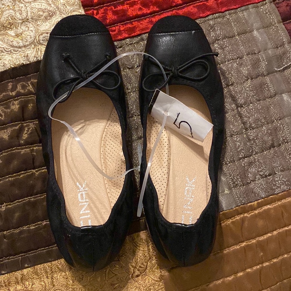New with tags black Cinak size five girls ballet style shoe with bow.
